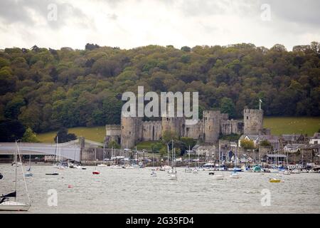 Fortification du château de Conwy à Conwy, dans le nord du pays de Galles. Vue de Deganwy de l'autre côté de la rivière Conwy jusqu'à la marina de la région du quai Banque D'Images