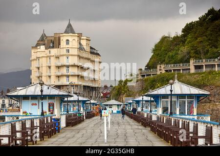 Station balnéaire côtière de Llandudno-Nord-du-pays de Galles la station balnéaire victorienne classée II* sur la mer d'Irlande et Grand Hotel Banque D'Images