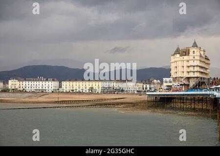 Station balnéaire côtière de Llandudno-Nord-du-pays de Galles la station balnéaire victorienne classée II* sur la mer d'Irlande et Grand Hotel Banque D'Images