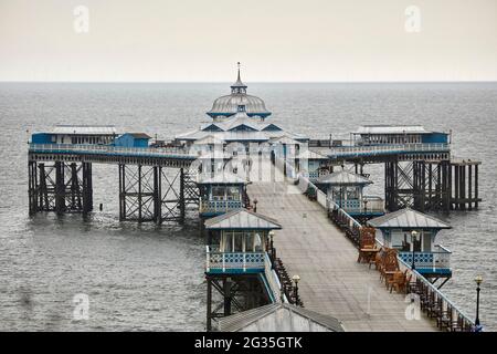 Station balnéaire côtière de Llandudno-Nord-du-Galles le Victoria Grade II* quai de plaisance classé sur la mer d'Irlande Banque D'Images