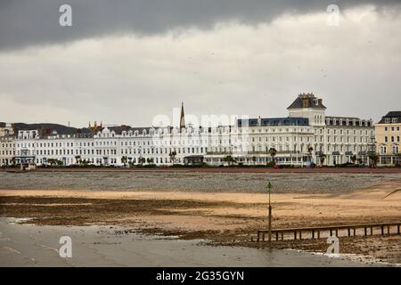 Station balnéaire côtière ville de Llandudno-du-Nord-Galles Georgian front de mer promenade St George's Hotel et petits bed and breakfast Banque D'Images