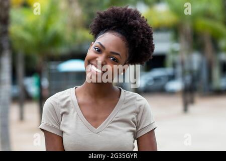 Portrait de drôle de femme des caraïbes avec des cheveux afro en plein air en été dans la ville Banque D'Images