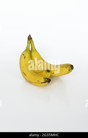 Bananes mûres jaunes sur fond blanc isolé Banque D'Images