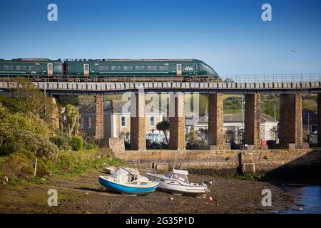 Hayle Viaduct transportant la ligne principale Hitachi GWR British Rail Class 800 de Penzance à Paddington avec des bateaux à Copperhouse Pool Banque D'Images