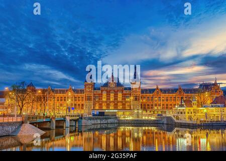 Amsterdam pays-Bas, vue nocturne de la ville à la gare centrale d'Amsterdam Banque D'Images