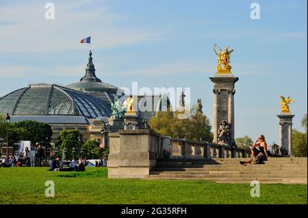 FRANCE, PARIS (75) 7ÈME ARRONDISSEMENT, ESPLANADE DES INVALIDES, EN ARRIÈRE-PLAN PONT ALEXANDRE III ET GRAND PALAIS Banque D'Images