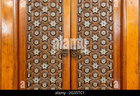 Gros plan de décorations arabesques en bois langue et gorge assemblés, incrustés d'ivoire et d'ébène, à la porte du Minbar de la mosquée publique Imam Al Shafii, Vieux Caire, Égypte Banque D'Images