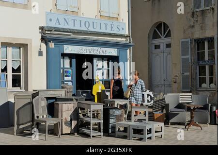 FRANCE, CHARENTE-MARITIME (17) ÎLE DE RE, VILLAGE DE SAINT-MARTIN-DE-RE, MAGASIN D'ANTIQUITÉS SITUÉ SUR LE PORT Banque D'Images