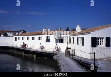 FRANCE, CHARENTE-MARITIME (17) ILE RE, PISTE CYCLABLE LE LONG DE LA MER ENTRE LA COUARDE-SUR-MER ET LOIX SUR LA PASSERELLE EN BOIS DU MOULIN À MARÉE DE LOIX HARBOU Banque D'Images