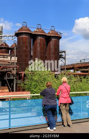 Les visiteurs regardent les structures industrielles, Landschaftspark Duisburg-Nord, anciens ouvrages d'art et de fabrication d'acier, Duisburg, Ruhr, NRW, Allemagne Banque D'Images