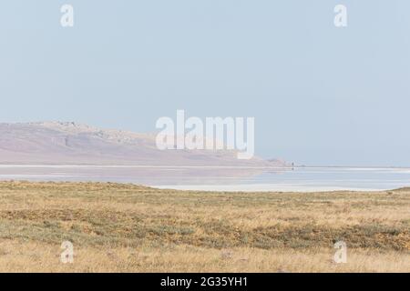 Lac rose de Koyash en Crimée en été. Paysage pastel incroyablement délicat. Le concept de détente, de tranquillité et de paix. Arrière-plan naturel Banque D'Images