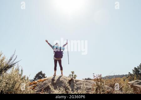 femme aventureuse avec sac à dos au sommet de la montagne Banque D'Images