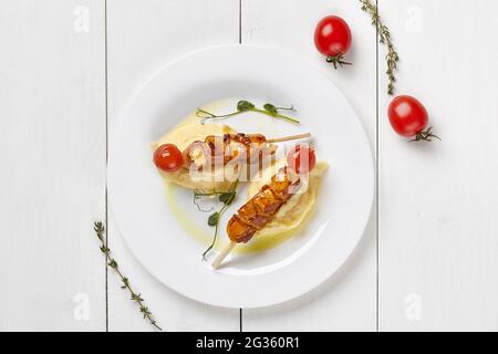 Brochettes de poulet avec bacon et tomates et purée de pommes de terre Banque D'Images