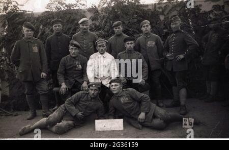 Première Guerre mondiale / première Guerre mondiale, prisonniers de guerre, groupe de soldats allemands en captivité française, INFO-DROITS-SUPPLÉMENTAIRES-DÉLIBÉRATION-NON-DISPONIBLE Banque D'Images