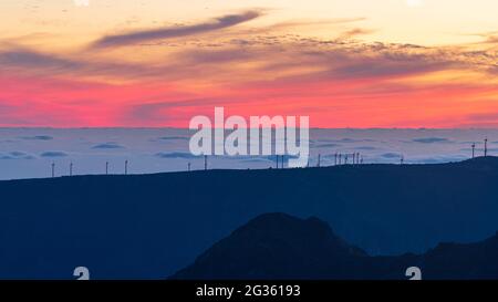 Éoliennes dans une mer de nuages au coucher du soleil depuis la montagne Pico Ruivo, Encumeada, île de Madère, Portugal Banque D'Images