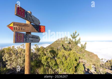 Signalisation des sentiers de randonnée sur la montagne Pico Ruivo, île de Madère, Portugal Banque D'Images
