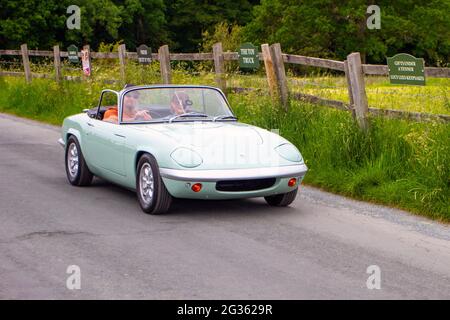 Cabriolet Lotus Elan Sports 1969 bleu 60 qui se déplace vers un spectacle de voitures classique et vintage à Heskin Hall, Lancashire, Royaume-Uni Banque D'Images