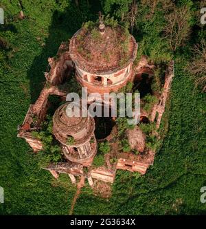 Vue de dessus d'un bâtiment abandonné avec des plantes en croissance sur le toit Banque D'Images
