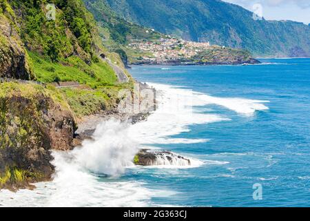 Vagues s'écrasant sur la côte rocheuse en direction de Seixal, municipalité de Porto Moniz, île de Madère, Portugal Banque D'Images