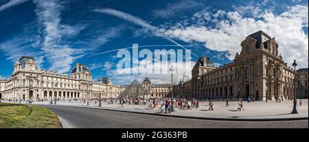 FRANCE, PARIS (75) PHOTO PANORAMIQUE MUSÉE DU LOUVRE ET PYRAMIDE (ARCHITECTE : LEOH MING PEI). ESPLANADE Banque D'Images