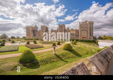 Le château de Windsor avec jardin près de Londres, Royaume-Uni Banque D'Images