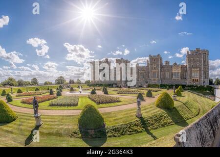 Le château de Windsor avec jardin près de Londres, Royaume-Uni Banque D'Images