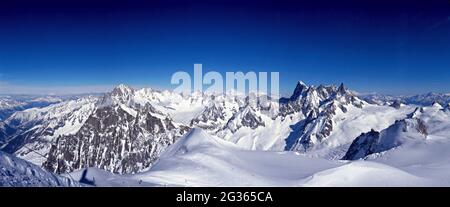 FRANCE. HAUTE SAVOIE (74) PANORAMA DES ALPES, DE L'AIGUILLE DU MIDI (POINT CULMINANT À 3 842 MÈTRES, C'EST L'AIGUILLE LA PLUS HAUTE DE CHAMONIX) Banque D'Images
