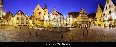 FRANCE. HAUT-RHIN (68) EGUISHEIM. PLACE AU CRÉPUSCULE Banque D'Images