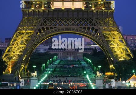 FRANCE PARIS (75) 7ÈME ARRONDISSEMENT, LA TOUR EIFFEL, CHAMP DE MARS ET L'ECOLE MILITAIRE Banque D'Images