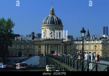 FRANCE PARIS (75) 6ÈME ARRONDISSEMENT, LE PONT DES ARTS ET L'INSTITUT DE FRANCE, L'INSTITUT DE FRANCE EST UNE INSTITUTION UNIVERSITAIRE FRANÇAISE CRÉÉE EN OCTOBRE Banque D'Images