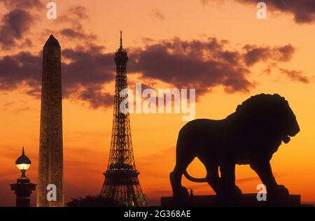 FRANCE PARIS (75) 8ÈME ARRONDISSEMENT, L'OBÉLISQUE, LA TOUR EIFFEL ET LA SCULPTURE DU LION, DE LA PLACE DE LA CONCORDE Banque D'Images