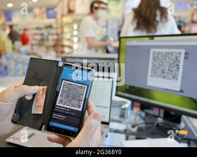 Cologne, Allemagne. 14 juin 2021. Une preuve numérique de vaccination est visible sur un smartphone dans une pharmacie. Certains pharmaciens commencent à émettre la nouvelle preuve numérique d'un vaccin Corona. Cela implique la création d'un code QR pour les personnes entièrement vaccinées à utiliser dans les applications avec leur téléphone. Credit: Oliver Berg/dpa - ATTENTION: Le code QR a été pixelated pour des raisons juridiques/dpa/Alay Live News Banque D'Images