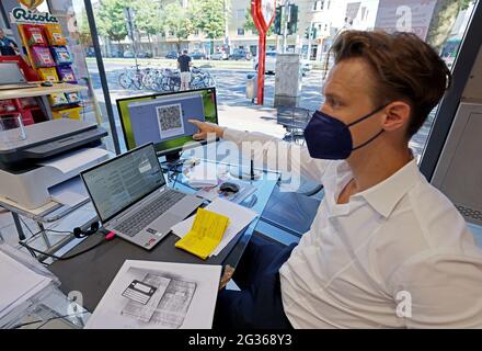 Cologne, Allemagne. 14 juin 2021. Le pharmacien Philipp Preis émet une preuve numérique de vaccination sur l'ordinateur. Certains pharmaciens commencent à émettre la nouvelle preuve numérique d'un vaccin Corona. Ceci crée un code QR pour les vaccins entièrement vaccinés, qui peut être utilisé dans les applications avec le téléphone mobile. Credit: Oliver Berg/dpa - ATTENTION: Le code QR a été pixelated pour des raisons juridiques/dpa/Alay Live News Banque D'Images