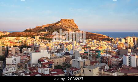 Alicante - Espagne, Vue du château de Santa Barbara sur le mont Benacantil Banque D'Images