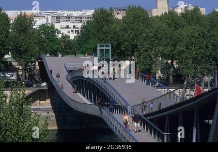 FRANCE PARIS (75) 12ÈME ET 13ÈME ARRONDISSEMENT, PASSERELLE SIMONE DE BEAUVOIR PAR L'ARCHITECTE DIETMAR FEICHTINGER Banque D'Images