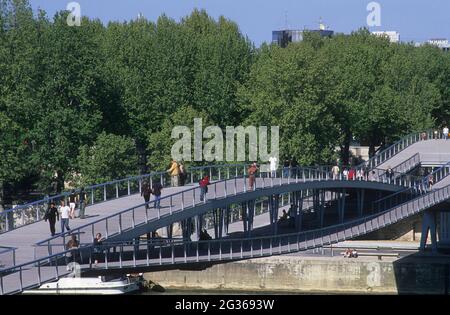 FRANCE PARIS (75) 12ÈME ET 13ÈME ARRONDISSEMENT, PASSERELLE SIMONE DE BEAUVOIR PAR L'ARCHITECTE DIETMAR FEICHTINGER Banque D'Images