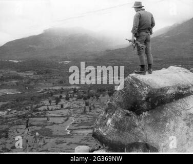 Guerre du Vietnam 1955 - 1975, soldat sud-vietnamien comme garde sur un rocher, Vietnam du Sud, années 1960, DROITS-SUPPLÉMENTAIRES-AUTORISATION-INFO-NON-DISPONIBLE Banque D'Images