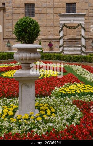 PIENZA, TOSCANE, ITALIE - 18 MAI : exposition florale à l'extérieur de la cathédrale de Pienza en Italie le 18 mai 2013 Banque D'Images