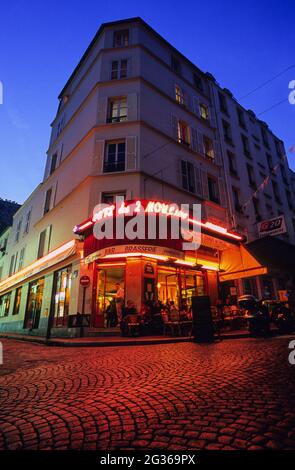 FRANCE PARIS (75) 18E ARRONDISSEMENT, CAFÉ 'LES DEUX MOULINS' (FILM AMÉLIE POULAIN), RUE LEPIC À MONTMARTRE Banque D'Images