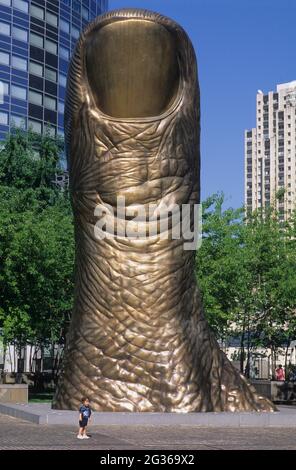 FRANCE HAUT-DE-SEINE (92) COURBEVOIE, SCULPTURE DE CESAR BALDACCINI: LE POUCE À LA DÉFENSE Banque D'Images