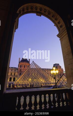 FRANCE PARIS (75), 1ER ARRONDISSEMENT CLASSÉ PATRIMOINE MONDIAL DE L'UNESCO, MUSÉE DU LOUVRE, PYRAMIDE DU LOUVRE PAR L'ARCHITECTE LEO MING PEI Banque D'Images