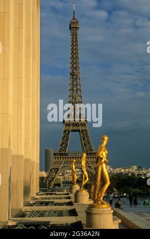 FRANCE PARIS (75) 16ÈME ARRONDISSEMENT, L'ESPLANADE DU TROCADÉRO, LES STATUES D'OR ET LA TOUR EIFFEL Banque D'Images