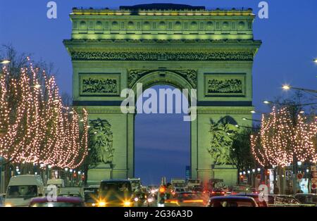 FRANCE PARIS (75) 8ÈME ARRONDISSEMENT, LES CHAMPS-ELYSÉES ET L'ARC DE TRIOMPHE DANS LA NUIT DE NOËL Banque D'Images