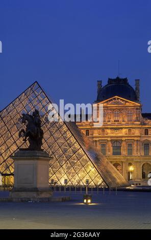 FRANCE PARIS (75), 1ER ARRONDISSEMENT, ZONE CLASSÉE AU PATRIMOINE MONDIAL DE L'UNESCO, MUSÉE DU LOUVRE, STATUE ÉQUESTRE DEVANT LA PYRAMIDE DU LOUVRE PAR LE Banque D'Images