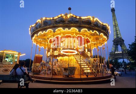 FRANCE PARIS (75) 16ÈME ARRONDISSEMENT, MERRY-GO-ROUND DANS LES JARDINS DU TROCADÉRO ET LA TOUR EIFFEL Banque D'Images