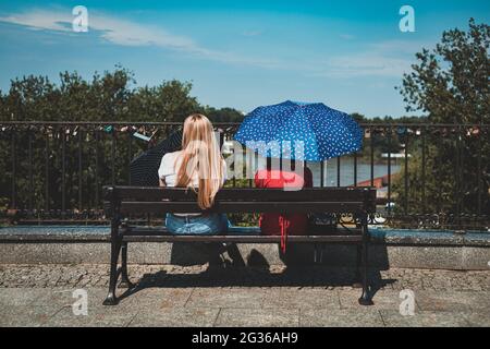 deux femmes avec parasols assises sur un banc sur la terrasse d'observation Banque D'Images