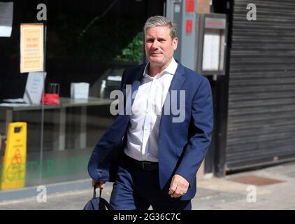 Londres, Angleterre, Royaume-Uni. 14 juin 2021. Le chef du Parti travailliste KEIR STARMER est vu quitter global Studı±os après avoir participé au téléphone à LBC radio. Credit: Tayfun Salci/ZUMA Wire/Alay Live News Banque D'Images