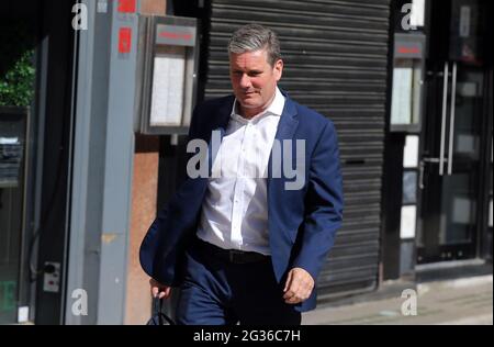 Londres, Angleterre, Royaume-Uni. 14 juin 2021. Le chef du Parti travailliste KEIR STARMER est vu quitter global Studı±os après avoir participé au téléphone à LBC radio. Credit: Tayfun Salci/ZUMA Wire/Alay Live News Banque D'Images