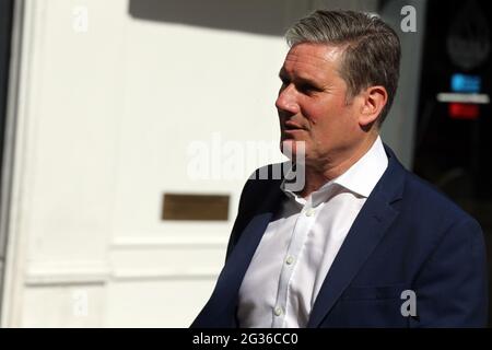 Londres, Angleterre, Royaume-Uni. 14 juin 2021. Le chef du Parti travailliste KEIR STARMER est vu quitter global Studı±os après avoir participé au téléphone à LBC radio. Credit: Tayfun Salci/ZUMA Wire/Alay Live News Banque D'Images