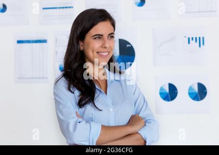 Rire d'une femme d'affaires latino-américaine au bureau de l'entreprise Banque D'Images